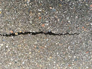 Riss im Asphalt